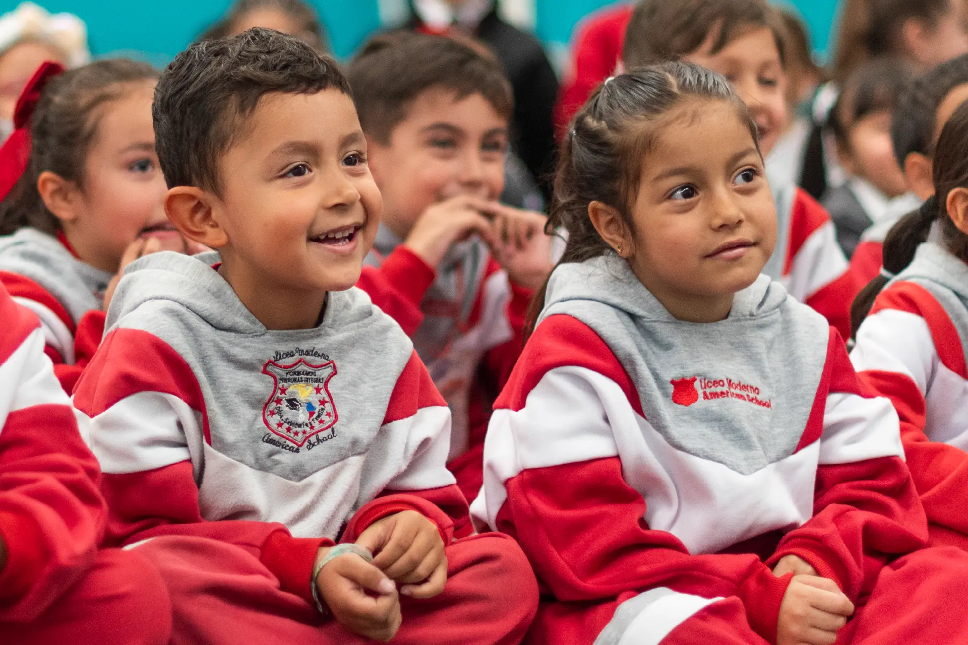 Estudiantes de preescolar del Liceo Moderno American School participan en una actividad educativa, fomentando la concentración y el desarrollo de hábitos de estudio desde una edad temprana.